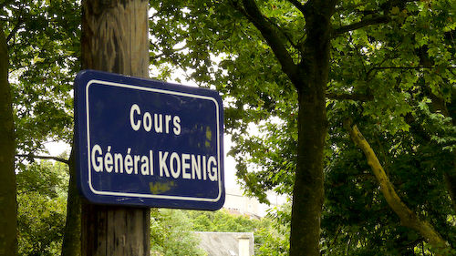 Caen circuit: Cours du Géneral Koenig road sign