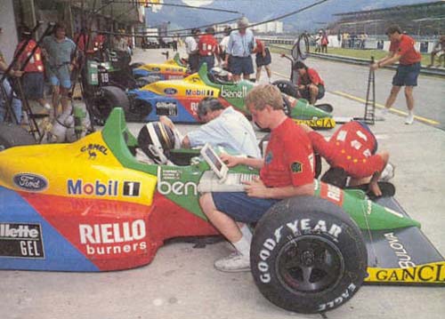 Dumfries ao lado de Alessandro Nannini iniciando testes com a Benetton em Jacarepaguá